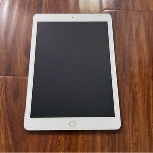 Apple IPad (5th Generation) Silver A1823 32 GB WiFi + Cellular 9.7”
